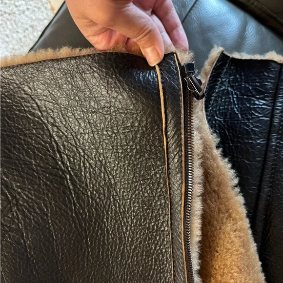 Elegant Black and Tan Shearling Leather Jacket - Picture 9 of 15